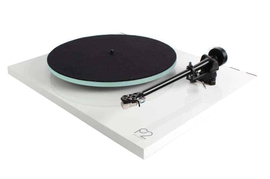 Platine vinyle Rega Planar 2 avec le nouvel aimant mobile Nd3 monté en usine.